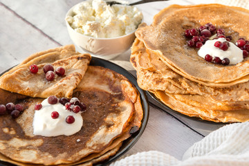 many pancakes with berries