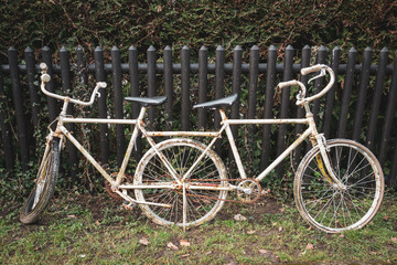 Fototapeta na wymiar Alte Fahrräder abgestellt am Zaun