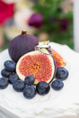 wedding rings on figs on a wedding cake