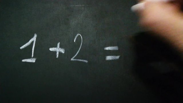 lavagna scritta con gessetto somma , scuola educazione	