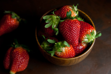 Deliciosas fresas maduras sobre un fondo oscuro