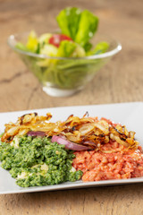 Rote Beete und Spinat Spätzle auf einem Teller