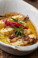 Gegrillter Feta mit Kräutern in Öl