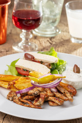 griechisches Gyros auf einem Teller mit Pommes frites
