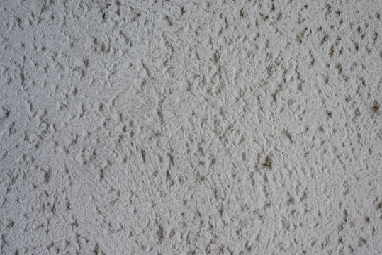 Graue Wand mit Rohputz