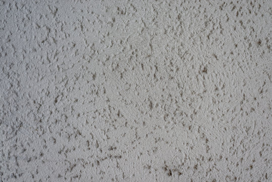 Graue Wand mit Rohputz