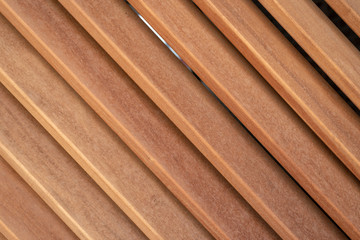 Diagonaler Lattenverschlag aus Holz