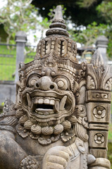 Fototapeta na wymiar Bali sculpture in front of temple