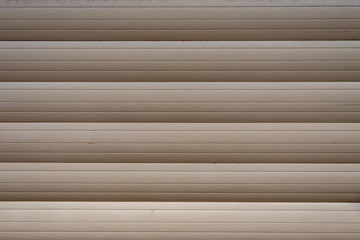 Bronzefarbene Aussenjalousien mit großen kontrastreichen Rillen