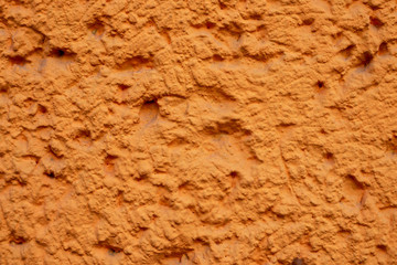 Orange Hauswand mit Rauhputzverkleidung