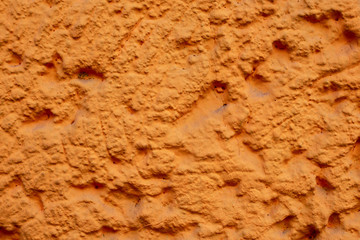 Orange Hauswand mit Rauhputzverkleidung