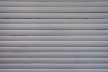 Silberne Jalousien mit mittelgroßen Rillen