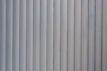 Silberne Jalousien mit mittelgroßen Rillen