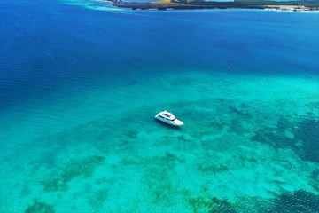 Fototapeta premium Caribbean sea, Los Roques, Venezuela: vacation on the blue sea and paradisiac beach. Vacation travel. Travel destination. Tropical travel. Great beach scenery. Beautiful landscape.