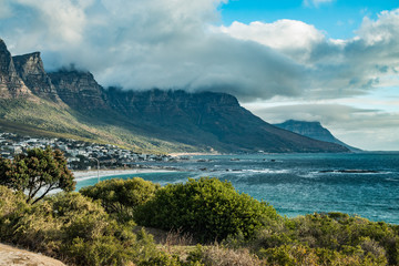 Fototapeta na wymiar Bergkette Zwölf Aposter am Meer in Südafrika mit aufziehenden Wolken