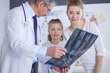 Obraz premium Little girl with her mother at a doctor on consultation