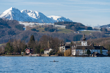 Schloss Ort am Traunsee in Gmunden mit verschneiten Gebirge