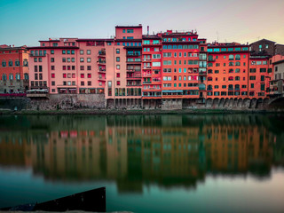 Obraz premium florence,tuscany/Italy 24 february 2019 : the ponte vechio ,the most famous landmark of the city,thousands of people are crossing this bridge every day
