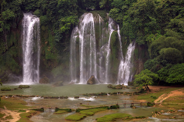 Obraz premium Detian Waterfall - Ban Gioc, International border between China and Vietnam. Strong powerful water, Asia's largest transnational waterfall. Detian Falls, Guangxi Province China. Boardwalk Crossing