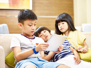 asian children addicted to digital product