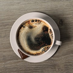 Tasse de café avec chocolat sur fond bois