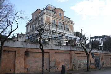 old house on decrepit street