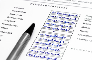 Schulzeugnis mit schlechten Noten