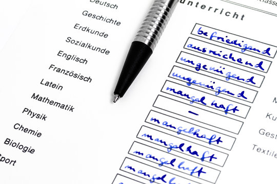 Schulzeugnis mit schlechten Noten