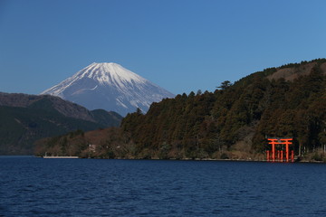 冬の箱根　芦ノ湖と富士山