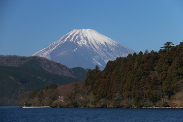 冬の箱根　芦ノ湖と富士山