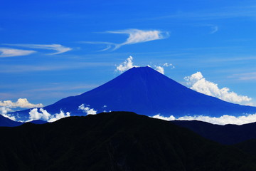 南アルプス光岳への道　茶臼小屋からの富士山遠景