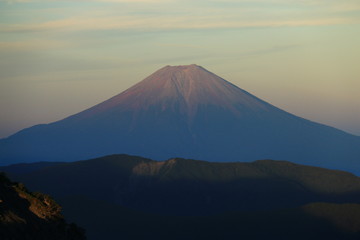 Fototapeta premium Mt. Fuji, który świeci o zmierzchu od schroniska Kodake tuż pod szczytem Alp Południowych Mt.