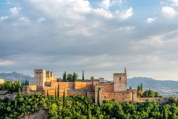 Obraz premium Aerial view of Alhambra Palace in Granada, Andalusia, Spain from Mirador of San Nicolas in Albayzin neighborhood with Sierra Nevada mountains at the background
