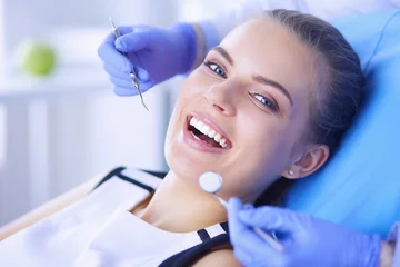 Stof per meter Tandarts Jonge vrouwelijke patiënt met open mond die tandheelkundige inspectie onderzoekt op het kantoor van de tandarts.