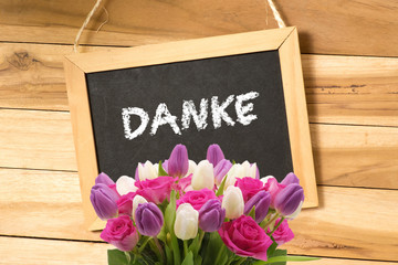 Blumen und Kreidetafel mit dem Wort Danke