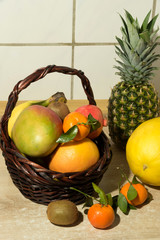Frische Früchte und ein Korb