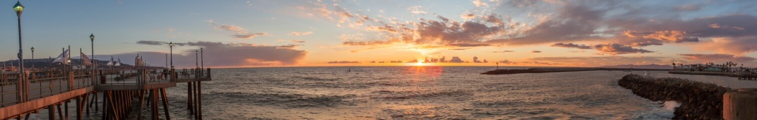 Fototapeta na wymiar Sunset From the Redondo Beach Pier.