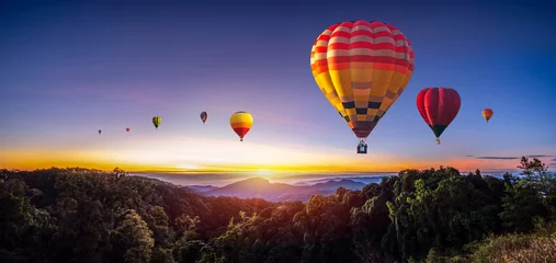 Foto op Plexiglas Ballon Kleurrijke heteluchtballonnen die over de berg vliegen bij Dot Inthanon in Chiang Mai, Thailand