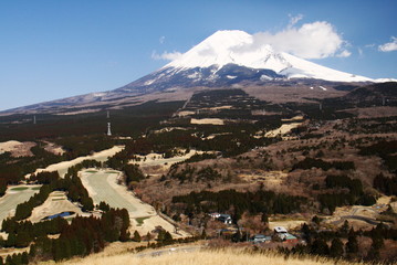 雲に包まれる荘厳な冬の富士山山頂の景色　愛鷹山山頂より　