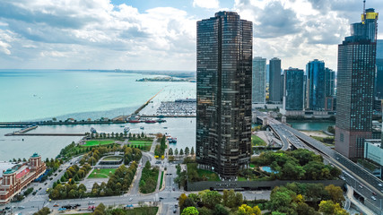 Obraz premium Chicago skyline aerial drone view from above, city of Chicago downtown skyscrapers and lake Michigan cityscape, Illinois, USA