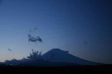 富士山麓裾野市　茅場の野焼きと夕暮れの富士山