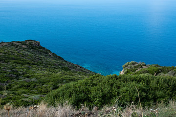Landschaft entlang der Küstenstraße im Westen auf Sardinen, Italien