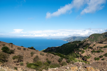 Landschaft entlang der K&uuml;stenstra&szlig;e im Westen auf Sardinen, Italien