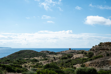 Landschaft entlang der Küstenstraße im Westen auf Sardinen, Italien