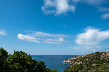 Fototapeta na wymiar Landschaft entlang der Küstenstraße im Westen auf Sardinen, Italien