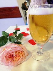 birra al ristorante anniversario amore