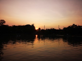 Naklejka premium Sunset overcast sky Reflection in the water