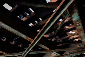 Stahlkonstruktion einer Eisenbahnbrücke