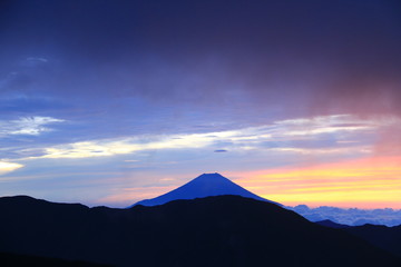 南アルプス光岳（てかりだけ）への道　茶臼小屋から　朝焼けの富士山