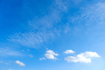 Fototapeta na wymiar 【写真素材】 青空　空　雲　飛行機雲　冬の空　背景　背景素材　1月　コピースペース